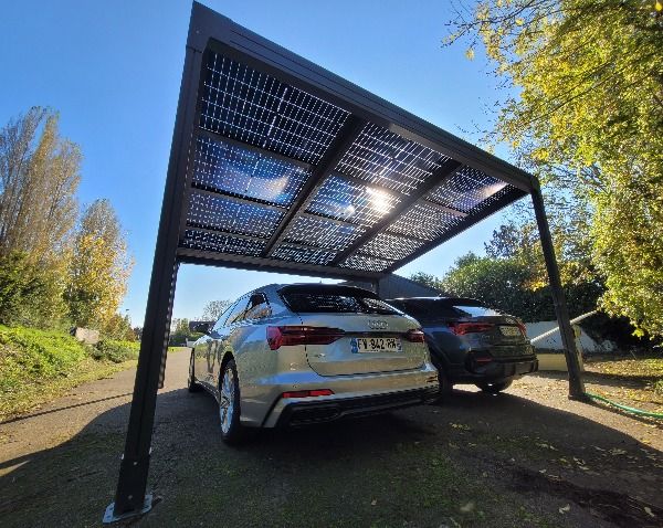 carport solaire avec panneaux photovoltaïques