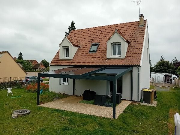 pergola solaire avec panneaux photovoltaïques