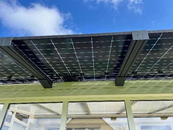 auvent solaire avec panneaux photovoltaïques