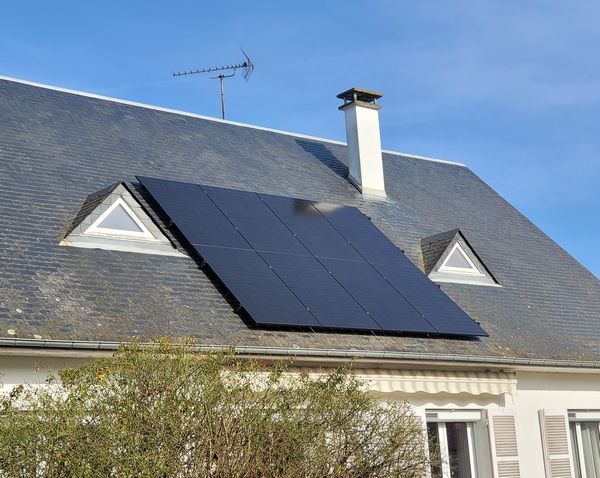 toiture solaire avec panneaux photovoltaïques